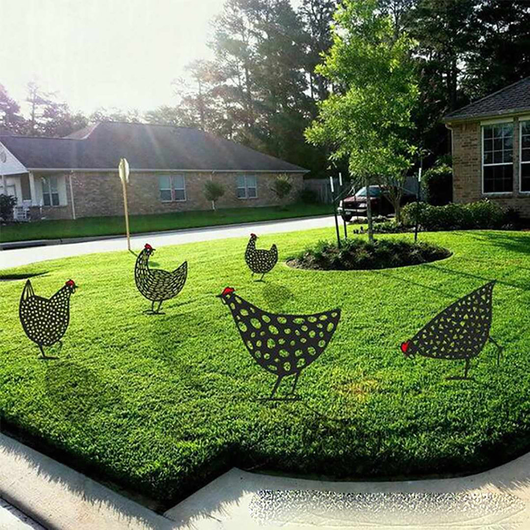 Vrolijke kip tuinsteker, een zwart acryl dieren tuinbeeld dat buitenleven en tuininspiratie verrijkt.
