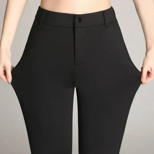 Figuurflatterende high waist damesbroek met slanke uitlopende pijpen, veelzijdig en stijlvol.