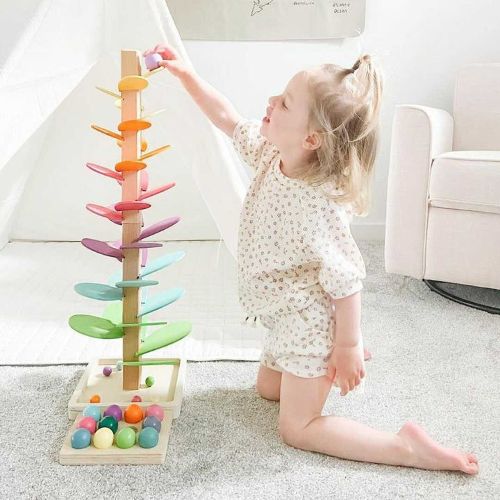 Kleurrijke houten regenboog knikkerboom. Speelgoed voor peuters en baby's dat geluid en visuele prikkels geeft.