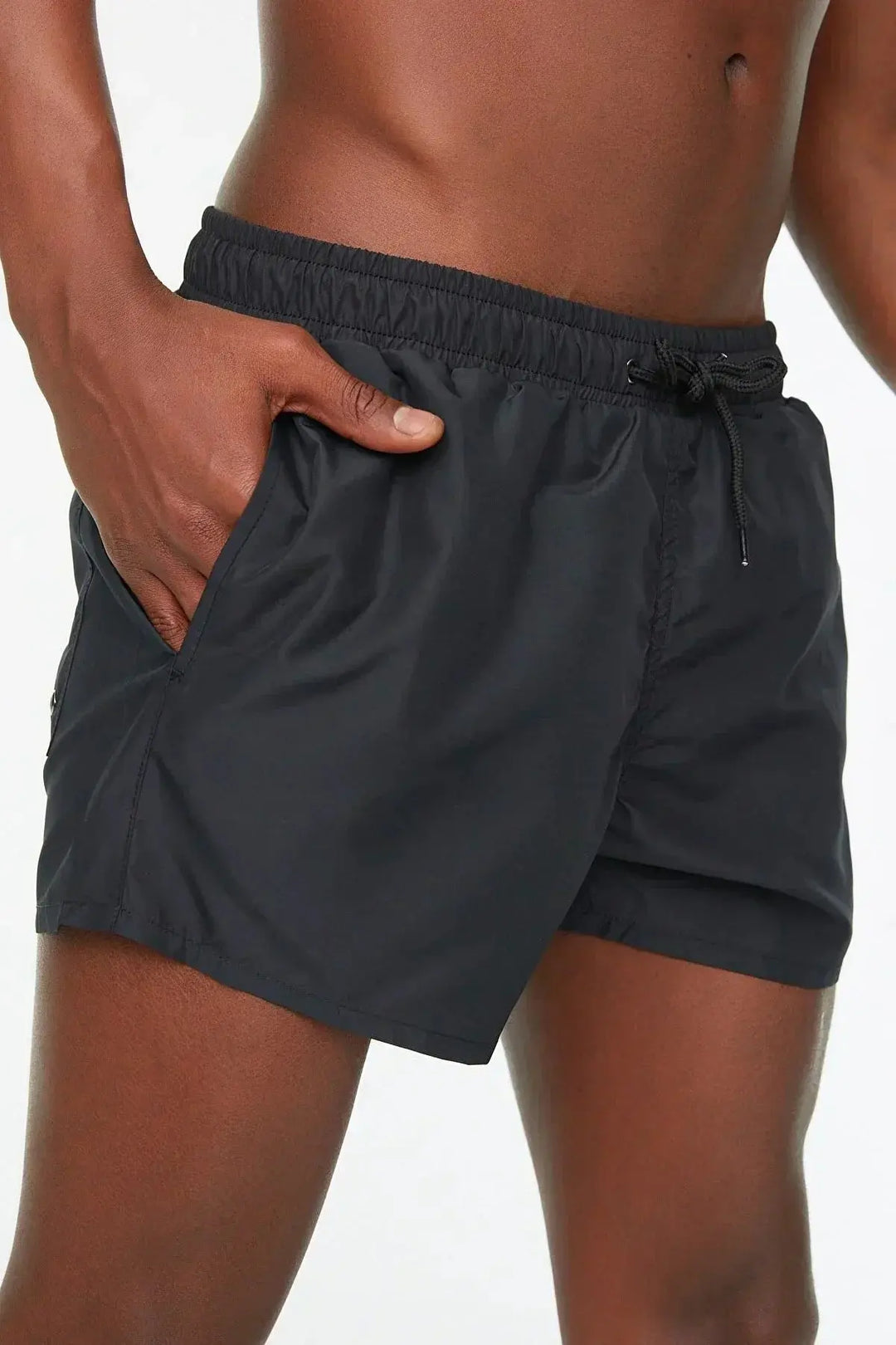 Man draagt SunBreeze heren zwemshorts voor streepvrij bruinen. Ideale badkleding voor een comfortabele stranddag.