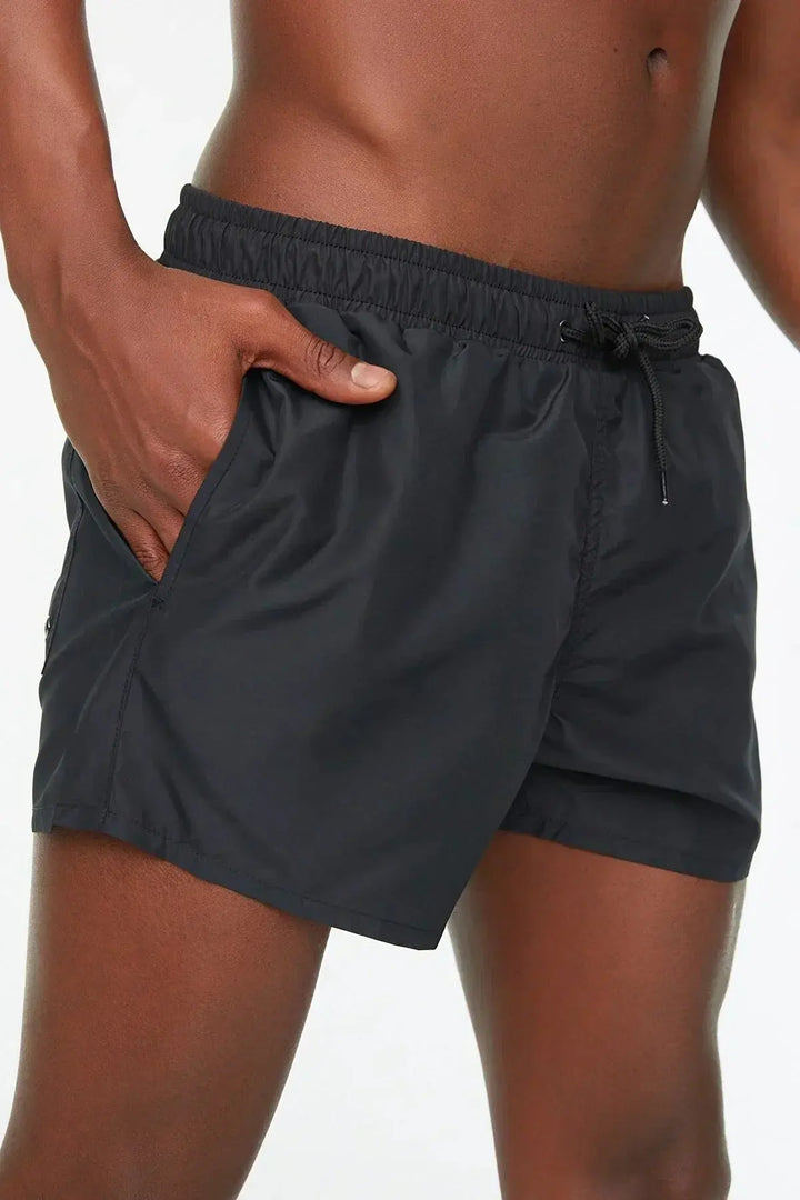 Man draagt SunBreeze heren zwemshorts voor streepvrij bruinen. Ideale badkleding voor een comfortabele stranddag.