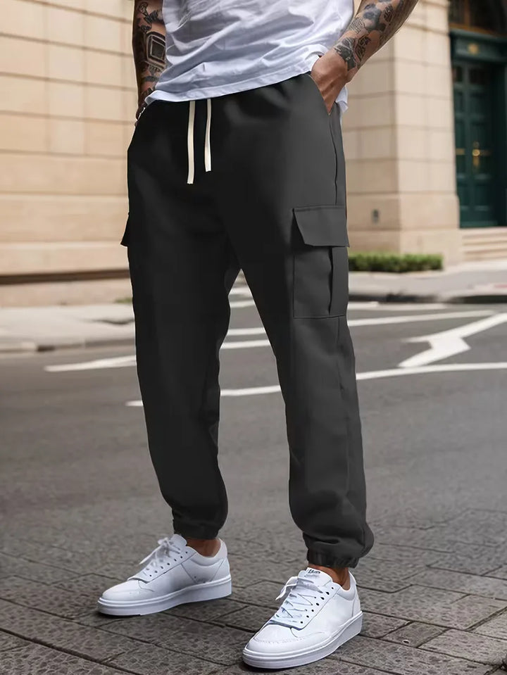 Heren taps toelopende cargo broek met elastische boorden, casual en comfortabel. Perfect voor streetwear.