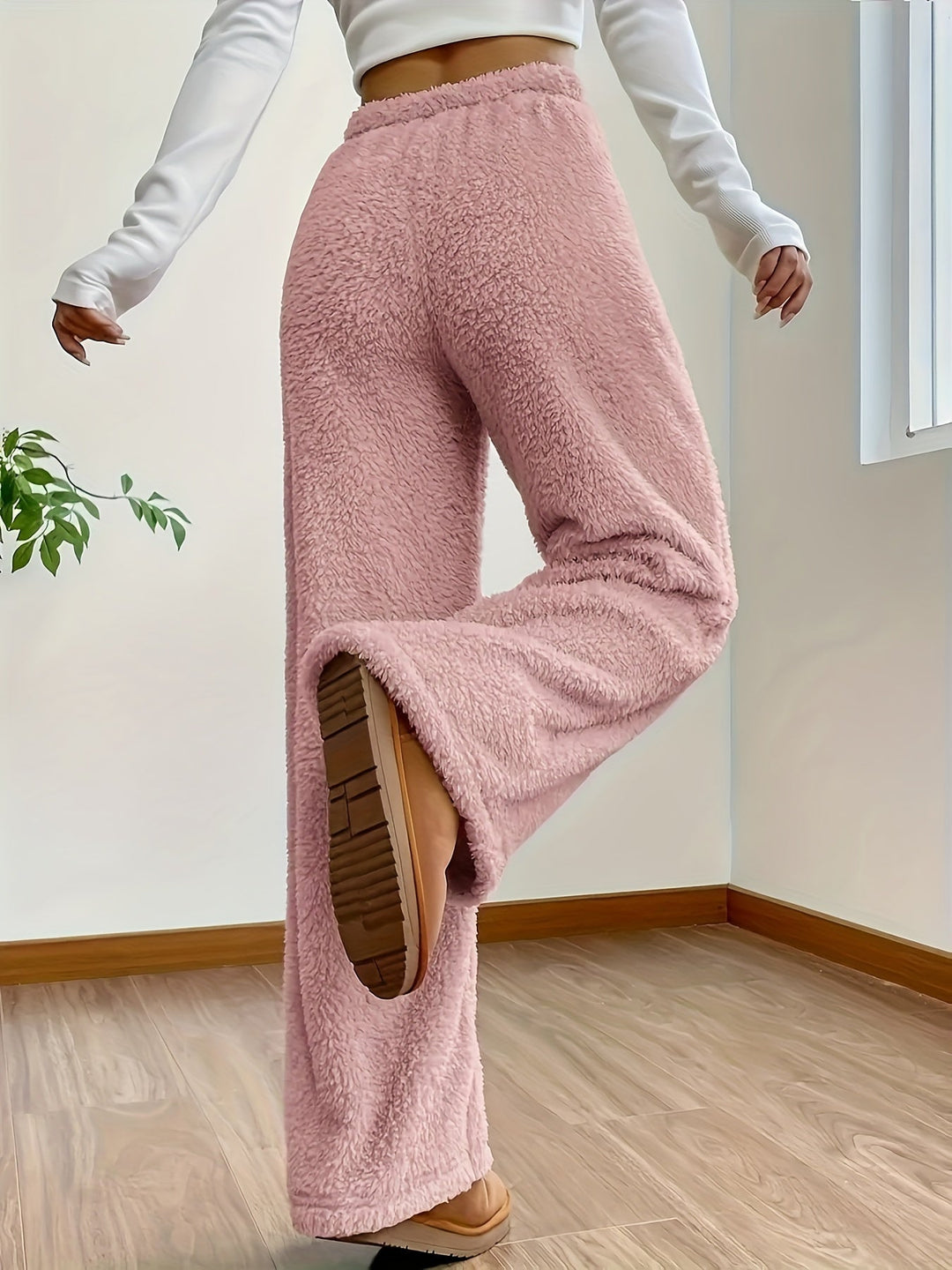 Model draagt zachte teddy sherpa loungebroek Noémie, comfortabele dames winterbroek voor thuis.