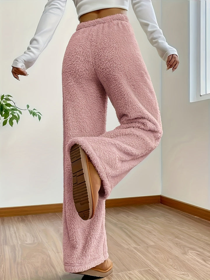 Model draagt zachte teddy sherpa loungebroek Noémie, comfortabele dames winterbroek voor thuis.