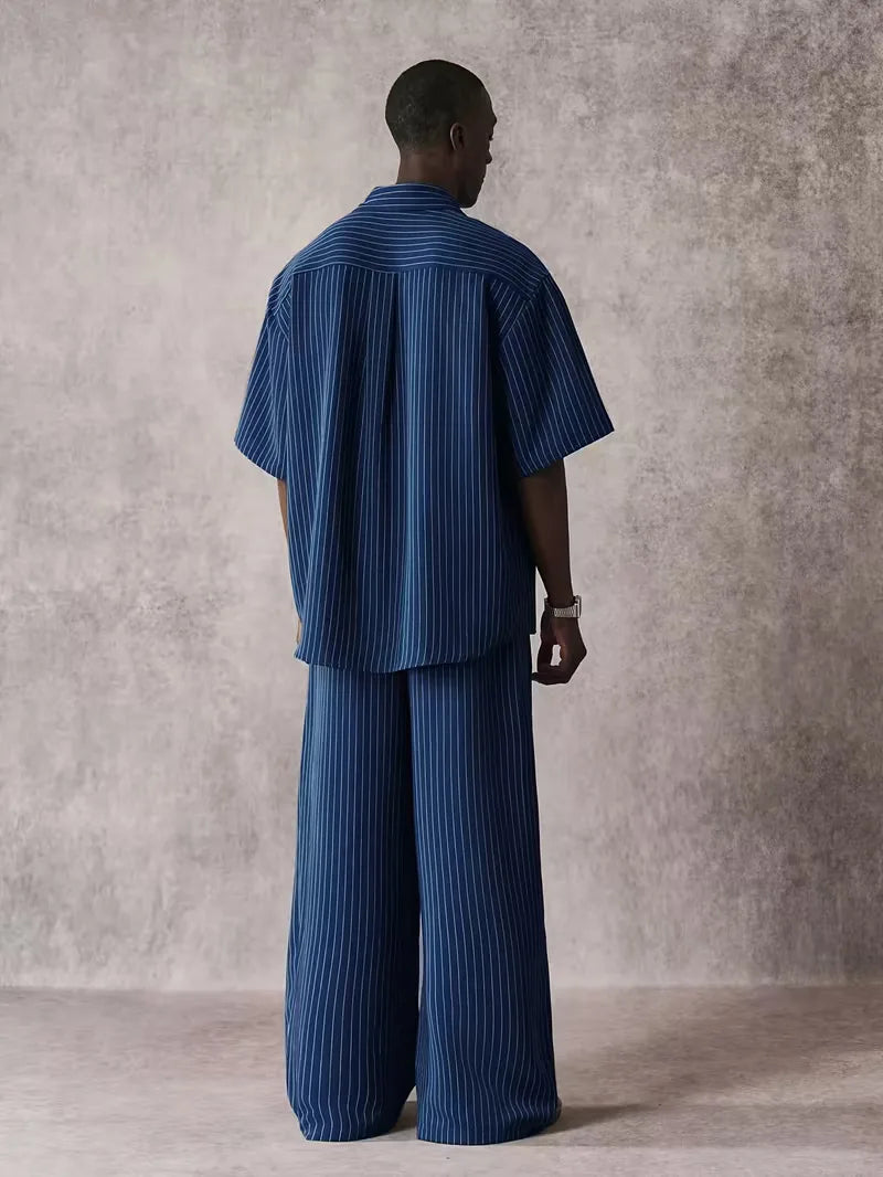 Oversized heren overhemd met korte mouwen, donkerblauw met verticale strepen, casual stijl en V-hals.