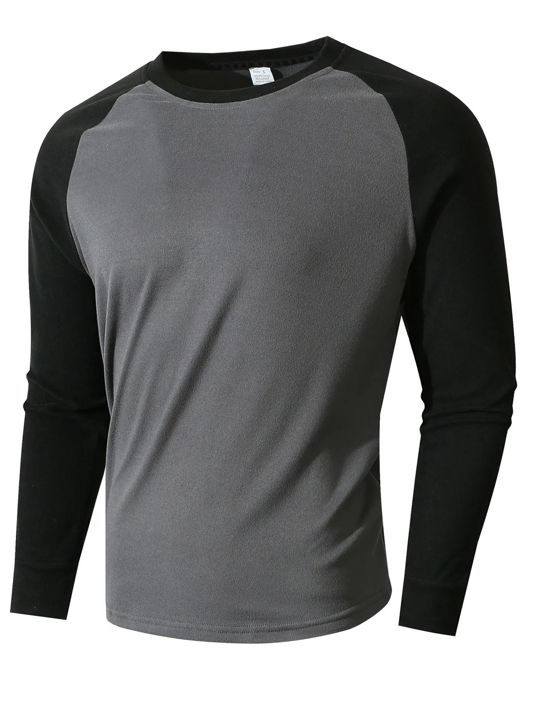 Man draagt een comfortabel heren thermoshirt met lange mouwen, perfect als onderlaag of casual bovenkleding.