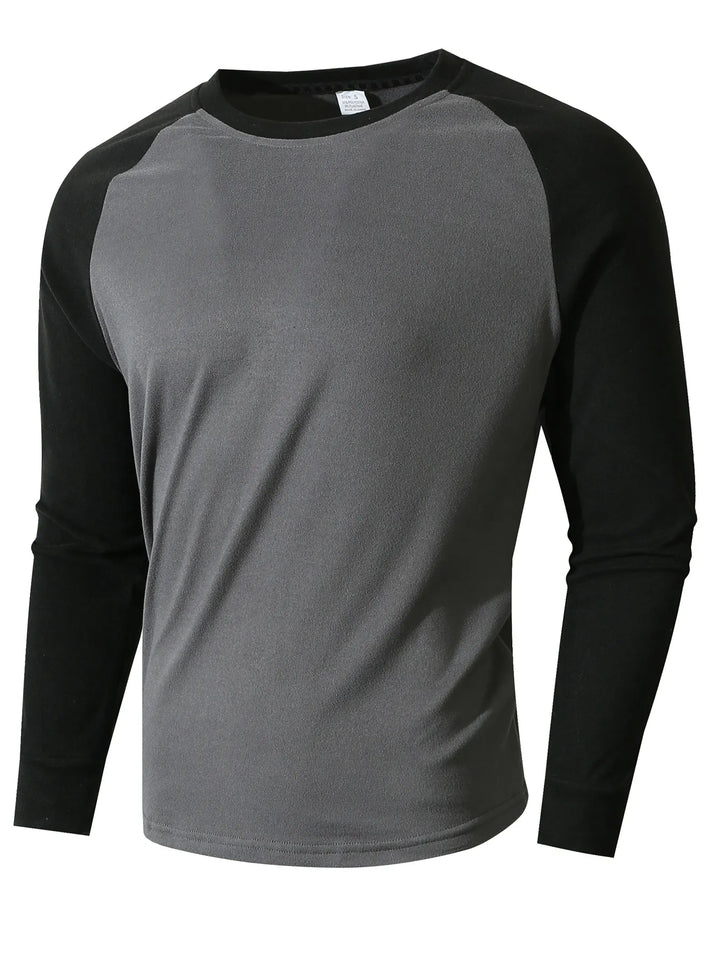 Man draagt een comfortabel heren thermoshirt met lange mouwen, perfect als onderlaag of casual bovenkleding.