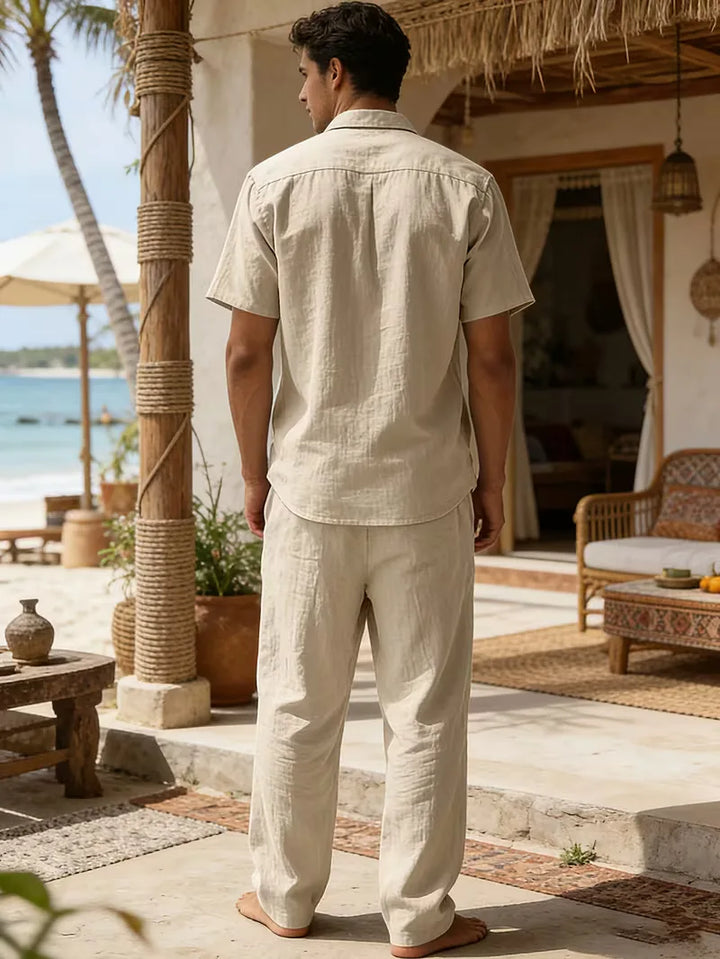 Comfortabele heren tweedelige zomerset. V-hals overhemd en wijde broek voor een ontspannen look.