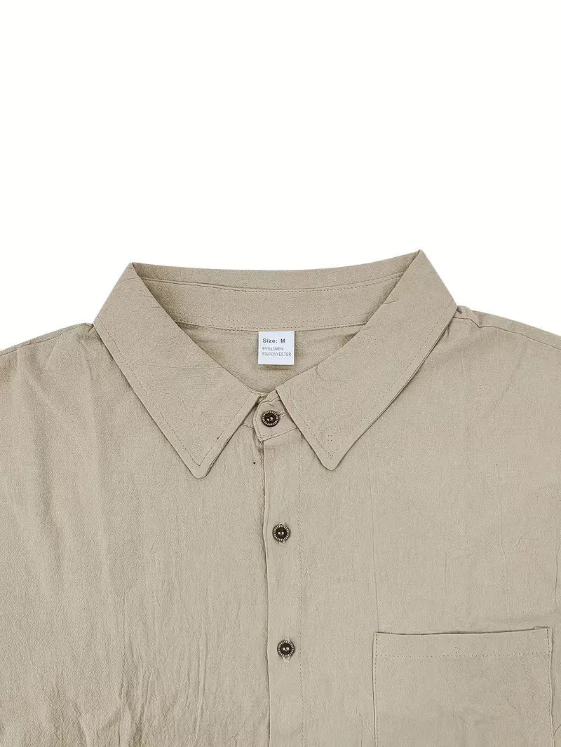 Comfortabele heren zomerkleding: V-hals shirt met korte mouwen en rechte pijpen broek, relaxte pasvorm.