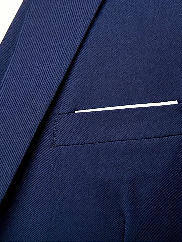 Modieus slim fit tweedelig herenpak, ideaal voor een scherpe, moderne look tijdens evenementen.