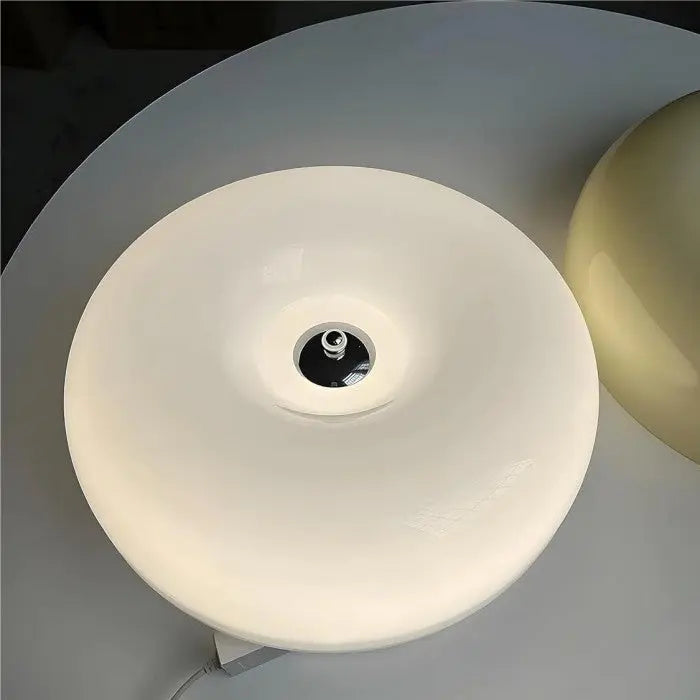 Witte donut LED tafellamp van glas, een moderne blikvanger voor elk interieur.