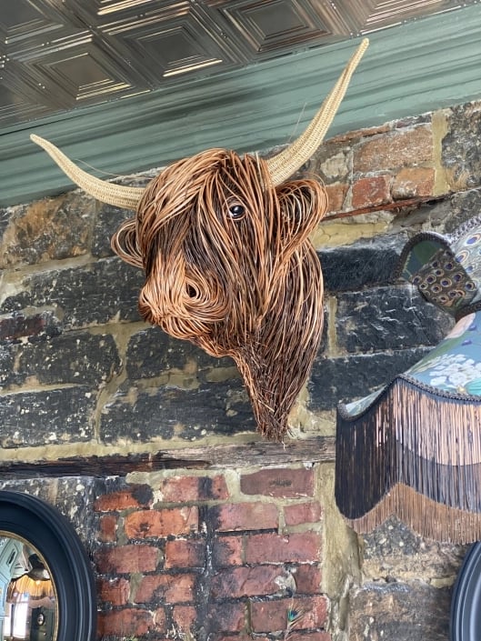 Ambachtelijke koe sculptuur 'Bowie', perfect voor landelijke interieurs. Een robuust dier voor je muurdecoratie.