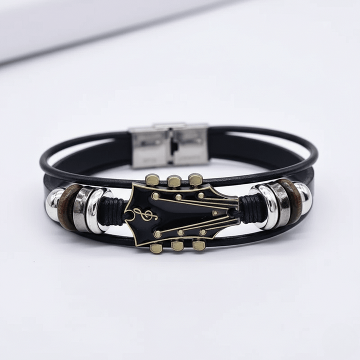Zwarte leren gitaar armband, essentieel voor muziekliefhebbers. Unisex, verstelbaar en modebewust sieraad.