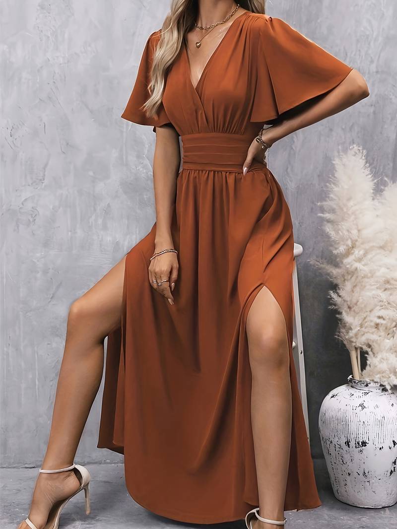 Romantische karamel lange jurk met split, een veelzijdige damesmode keuze.