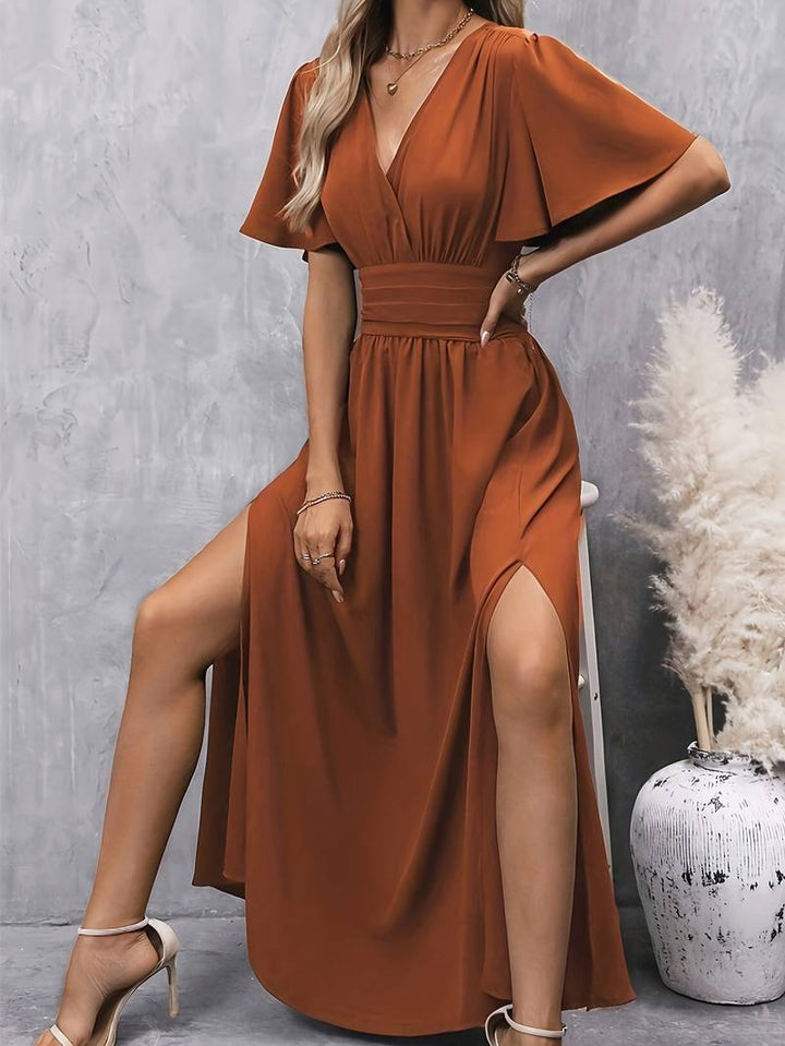 Romantische karamel lange jurk met split, een veelzijdige damesmode keuze.