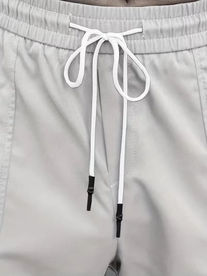 Comfortabele koffie cargo broek voor heren, perfect voor een relaxte lente look.