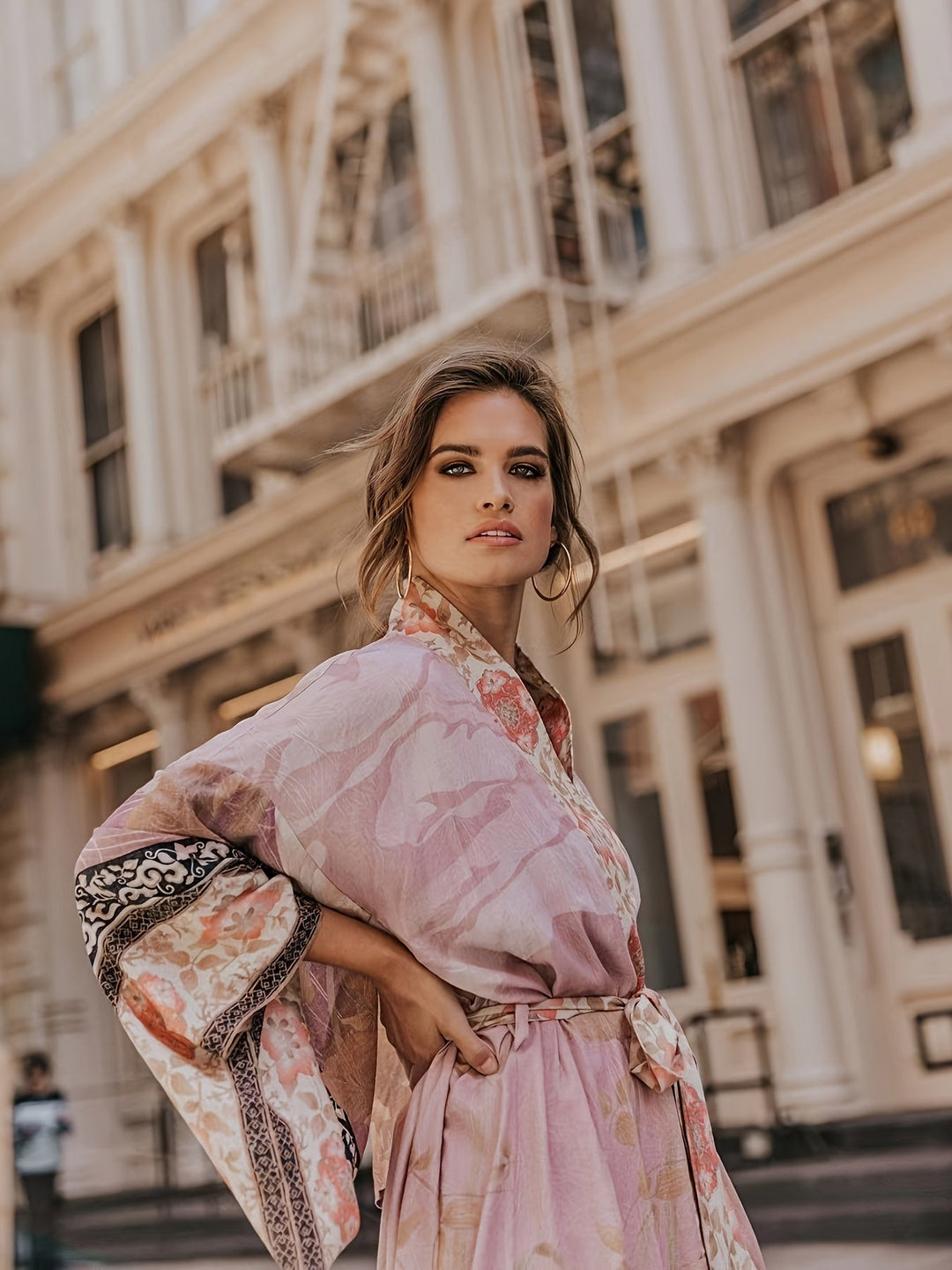 Trendy dames kimono met bloemenprint. Veelzijdig voor strand, casual chic of elegante zomeroutfits.