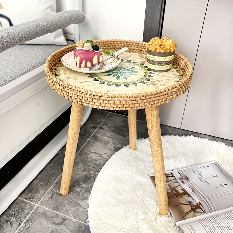 Natuurlijke ronde bijzettafel Elin van riet en hout, voegt een warme en praktische touch toe aan elk interieur.