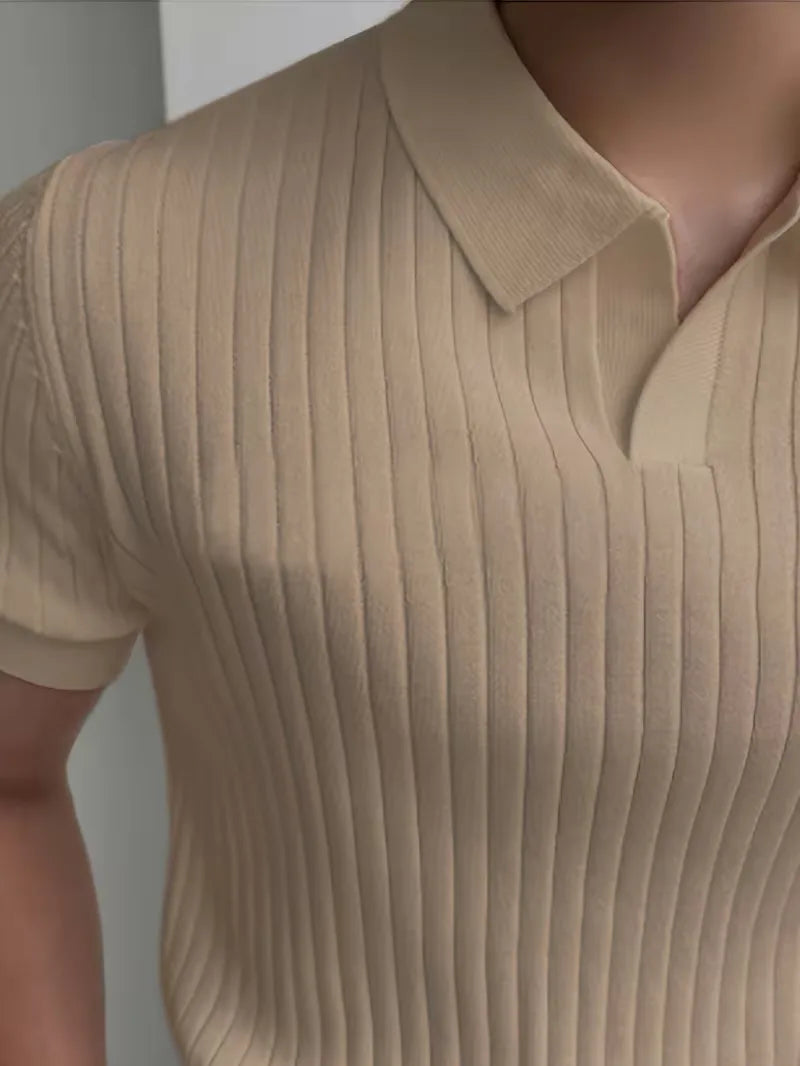 Herenpolo voor comfortabele stijl: gebreide ribstructuur, V-hals, korte mouwen. Smart-casual look.