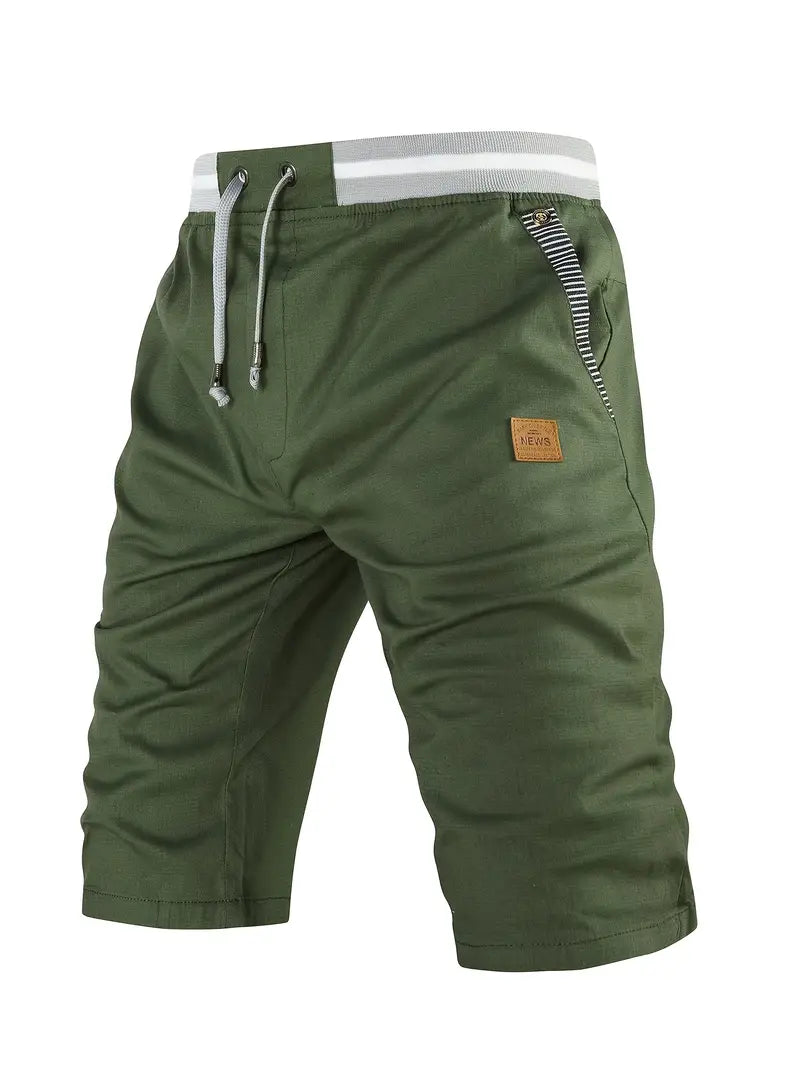 Man draagt comfortabele multi-kleur heren zomershorts van linnen katoen, perfect voor casual zomerkleding.
