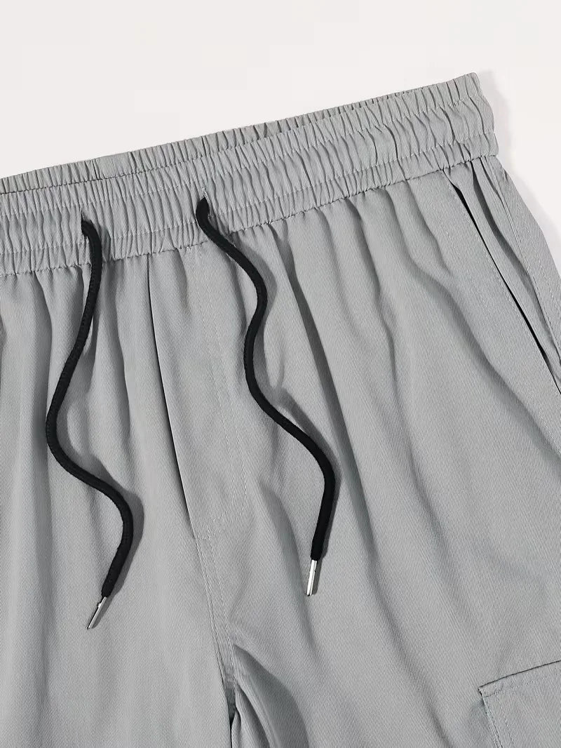 Koffiekleurige cargo broek voor heren, perfect voor outdoor activiteiten en een casual lente look.