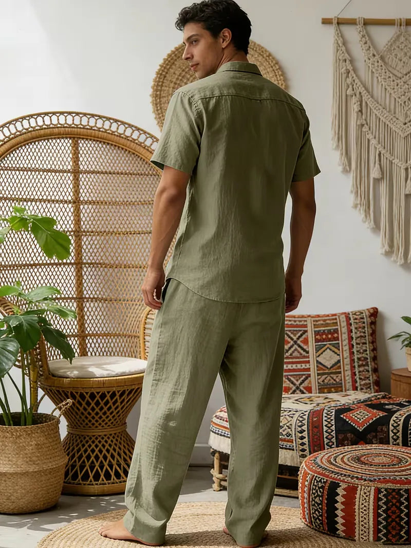Trendy heren zomerset. Comfortabel V-hals overhemd en wijde broek. Ideaal voor casual momenten.