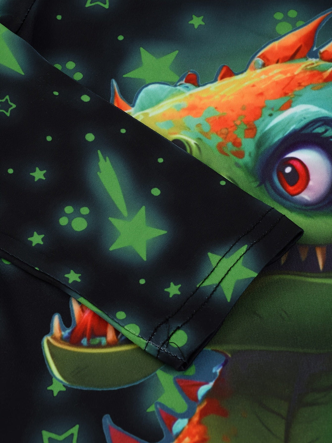Comfortabele kinderpyjama set met glow-in-the-dark dinosaurus, geschikt voor zowel jongens als meisjes.