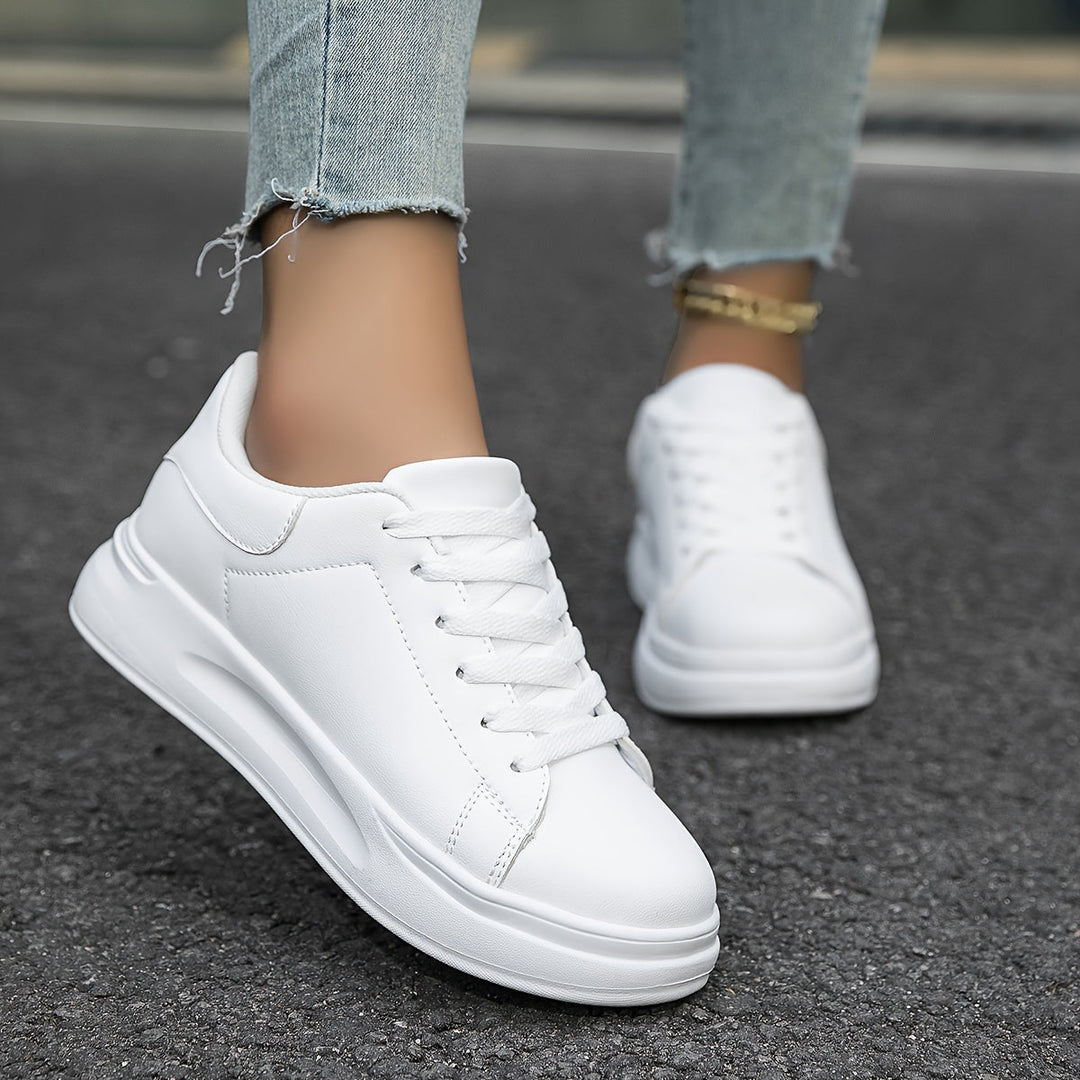 Orthopedische witte dames sneakers, zorgen voor voetverzorging en modieuze flair.