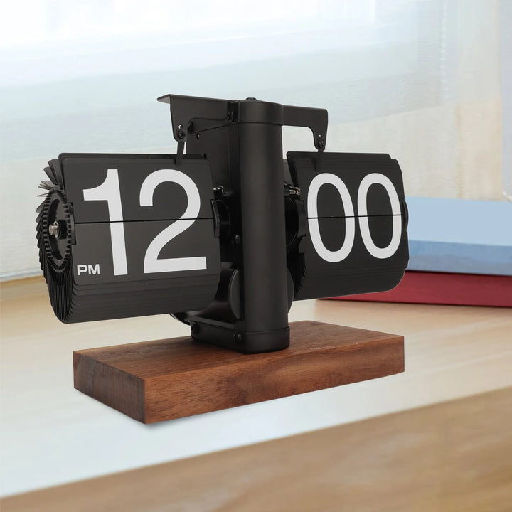 Walnoot houten retro flip down klok, vintage tafelklok voor stijlvolle interieurdecoratie.