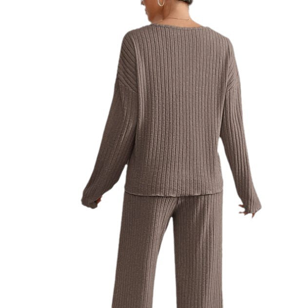 Modern gebreid dameskleding set: comfortabel huispak voor ontspannen dagen.