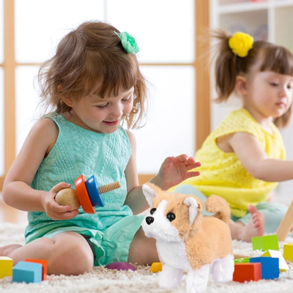 Kind speelt met schattige interactieve Shiba Inu speelgoedhond BuddyPaw, een educatief speelkameraadje.