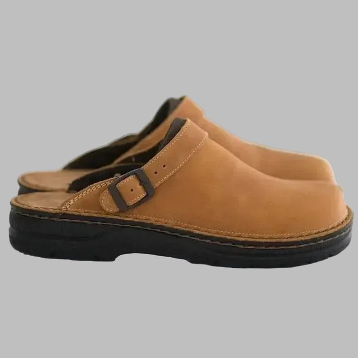 Donkerbruine casual heren instapklompen. Comfortabele vrijetijdsschoenen ideaal voor thuis of tuin, met voetcomfort.