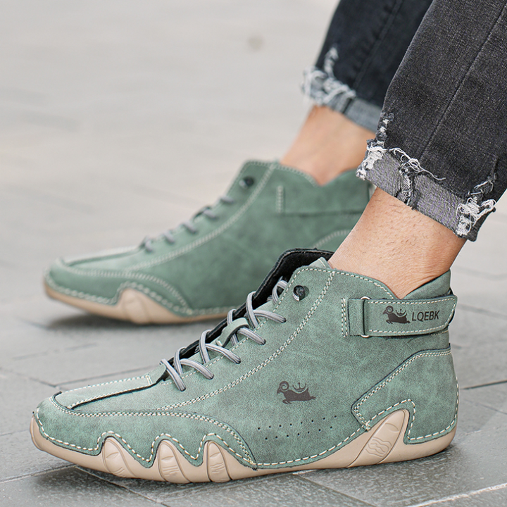 Detail van orthopedisch voetbed in stevige heren wandelschoenen, biedt comfort en ondersteuning tijdens wandelen.