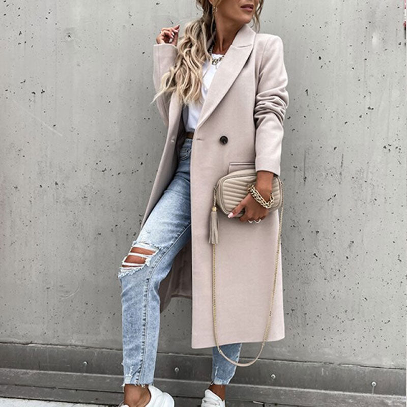 Trendy dames manteljas, lange lengte met moderne knopen.