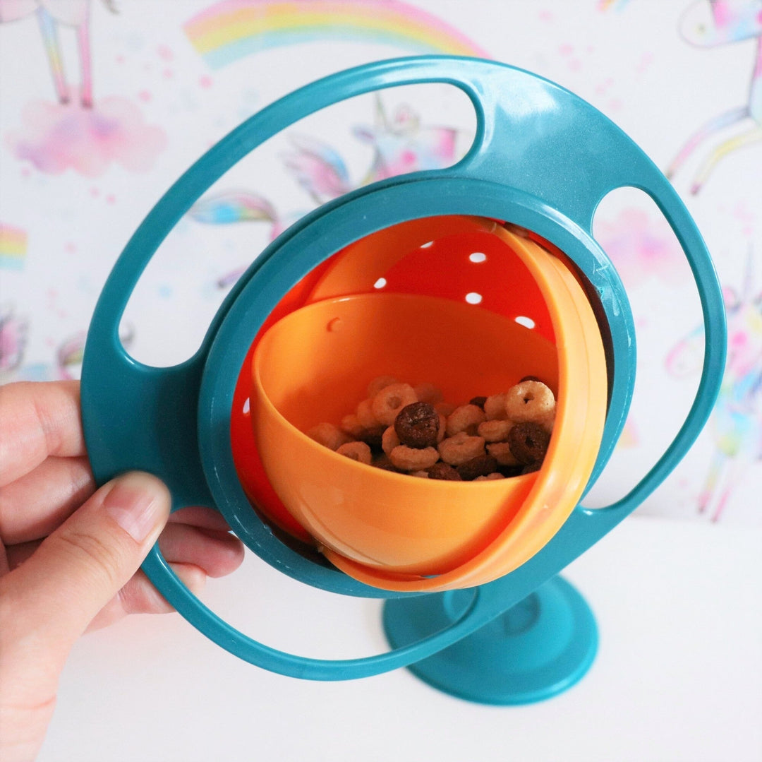 Levendige kleur anti-mors babykom op kinderstoel. Perfect voor stressvrije voeding van baby's en peuters.