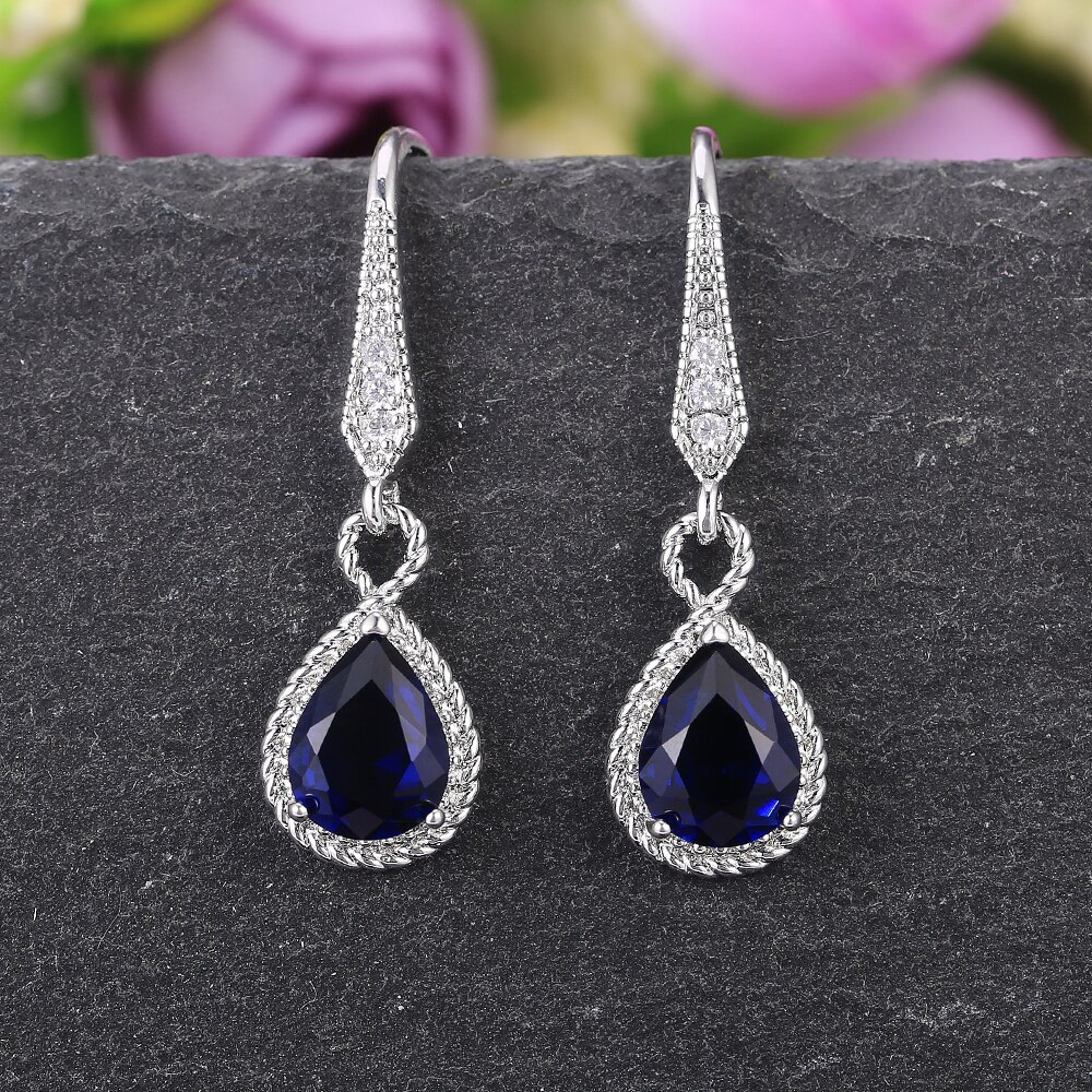 Chique dames oorbellen met glanzende blauwe zirkoon steentjes, perfect voor een feestje of als bruiloftssieraad.