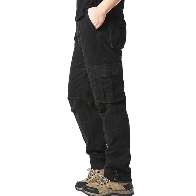Achteraanzicht van de heren cargobroek met praktische zakken, comfortabel en geschikt voor alle maten.