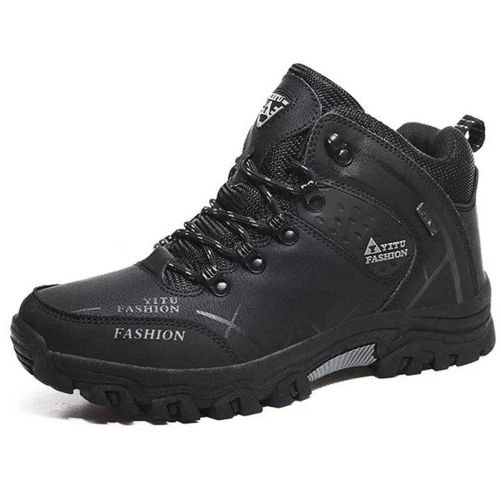 Zwarte waterdichte heren winterschoenen met robuuste zool voor alle winterse terreinen.