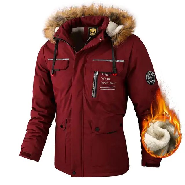 Detail van de warme capuchon op de stijlvolle heren winterparka.