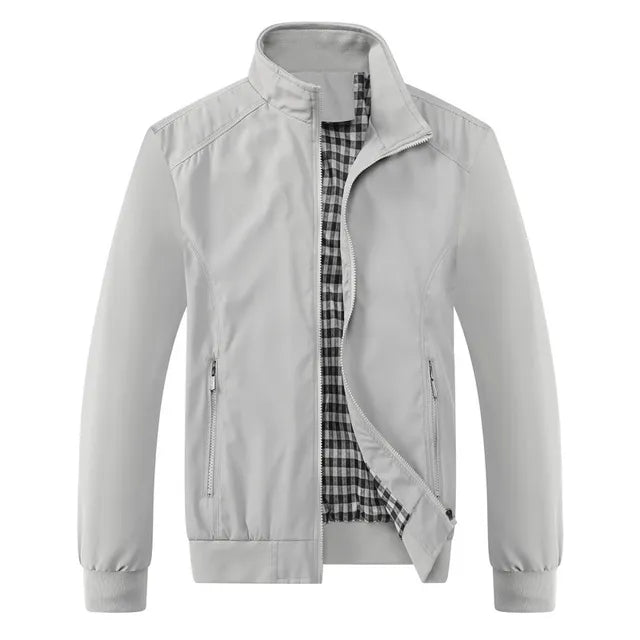 Heren slim fit bomberjas toont elegante pasvorm en modern silhouet, een trendy tussenjas.