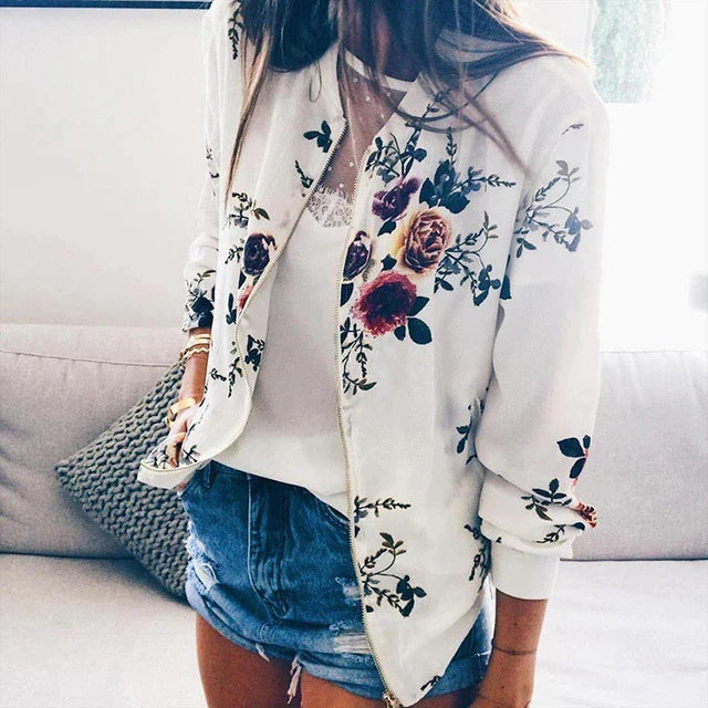 Levendige bloemenprint op dit elegante vintage damesjack, perfect voor lente en herfst.