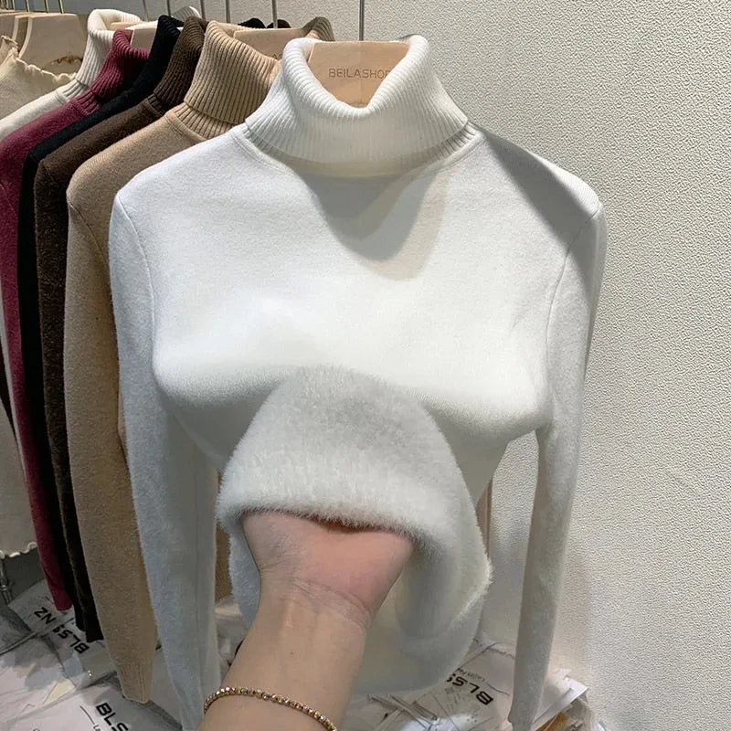 Model draagt een comfortabele dames coltrui met lange mouwen. Stijlvolle wintermode voor vrouwen.