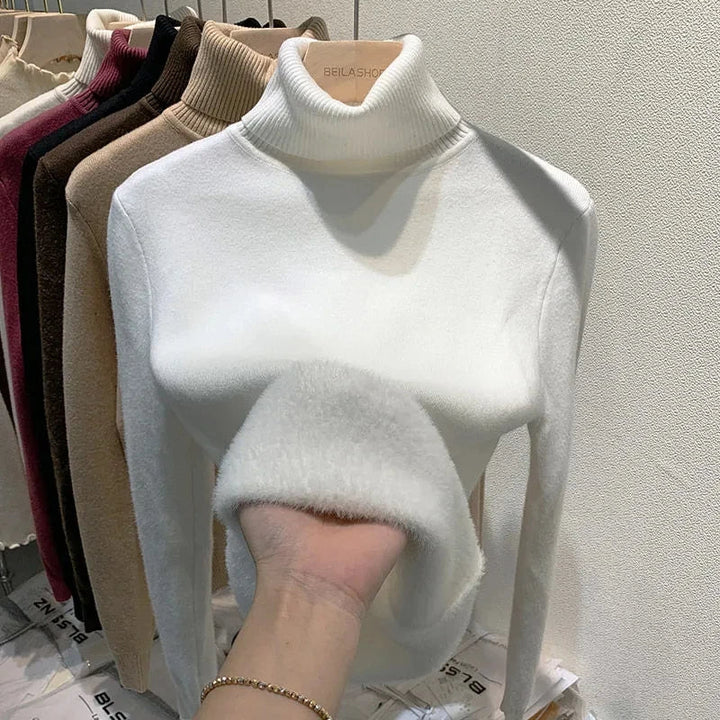 Model draagt een comfortabele dames coltrui met lange mouwen. Stijlvolle wintermode voor vrouwen.