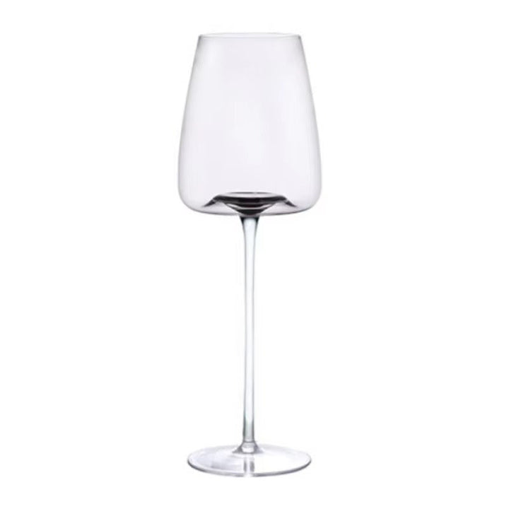 Feestelijke opstelling met Cristallo wijnglazen gevuld met verschillende wijnen op een tafel.