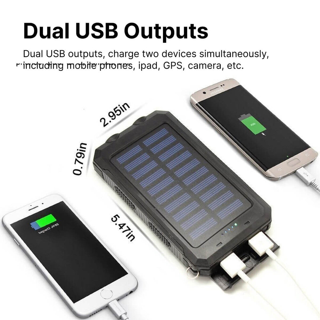 Outdoor zonne-powerbank 20000mAh op campingtafel, ideaal voor avontuur en telefoon opladen.