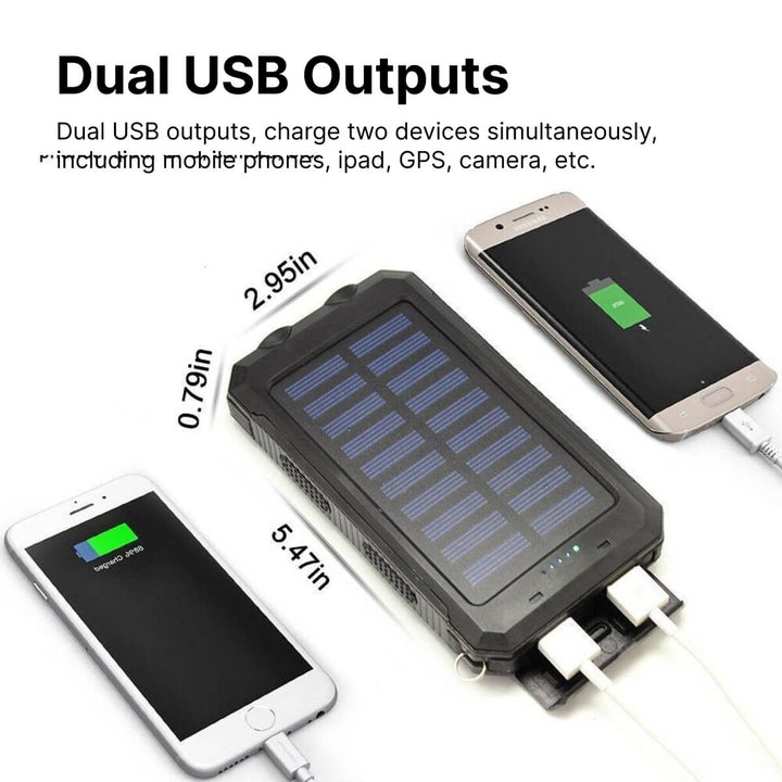 Outdoor zonne-powerbank 20000mAh op campingtafel, ideaal voor avontuur en telefoon opladen.