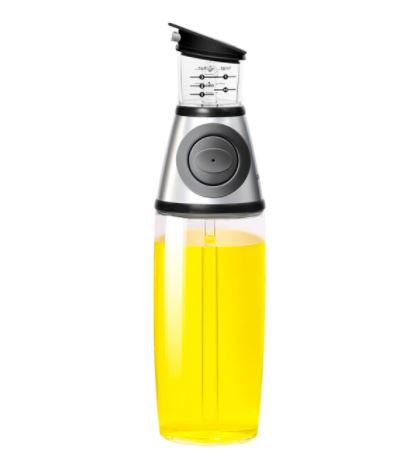 Oliedispenser met pompmechanisme en maatverdeling voor schoon en efficiënt doseren van olie.