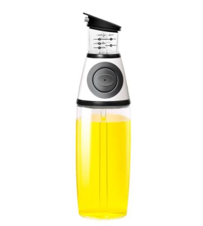 Glazen oliedispenser met ergonomisch design en maatverdeling, geschikt voor dagelijks koken.