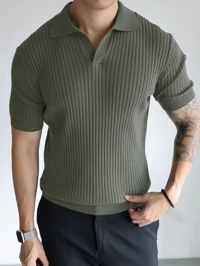 Zandkleurige herenpolo met ribstructuur, V-hals. Korte mouwen, perfect voor een zomerse, ontspannen look.