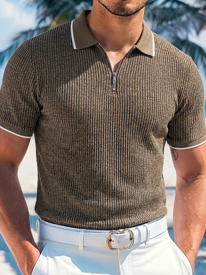 Olijfgroene herenpolo met geribbelde textuur en ritskraag, comfortabel voor lente en zomer.